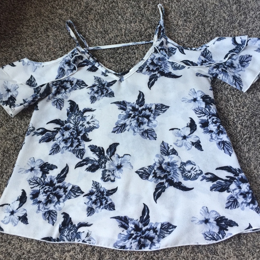 [ Love Crazy ] White off-the-shoulder blouse